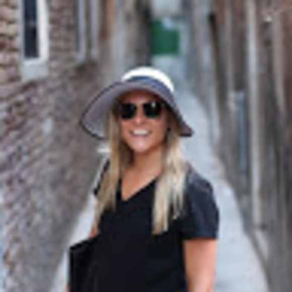 Meet your Posher, Holly - Picture 1 of 1